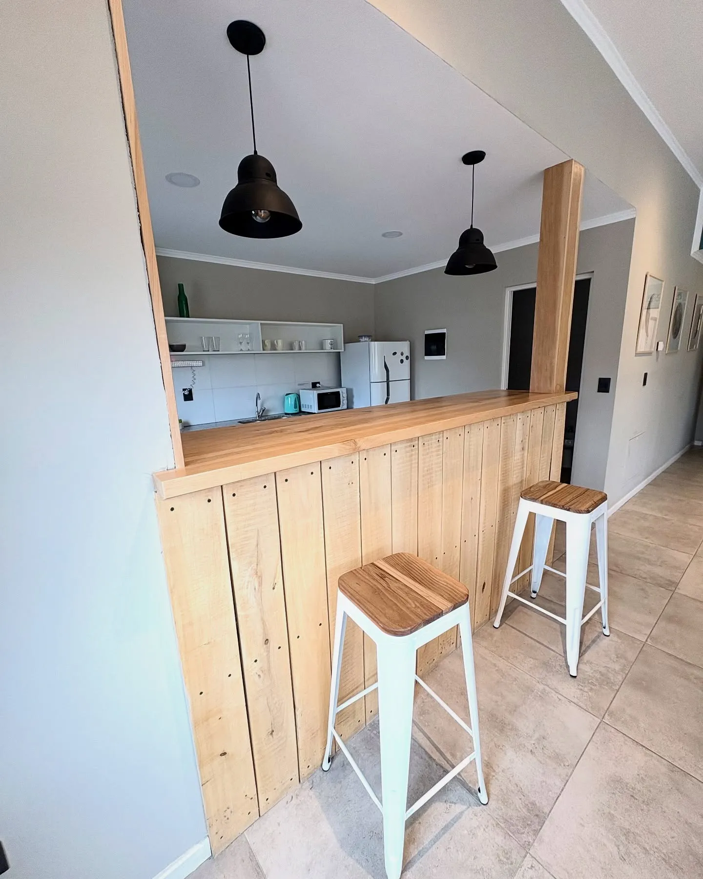 Cocina con barra y banquetas