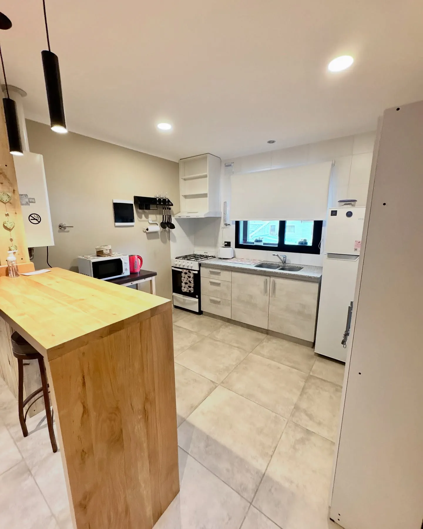 Cocina equipada con barra