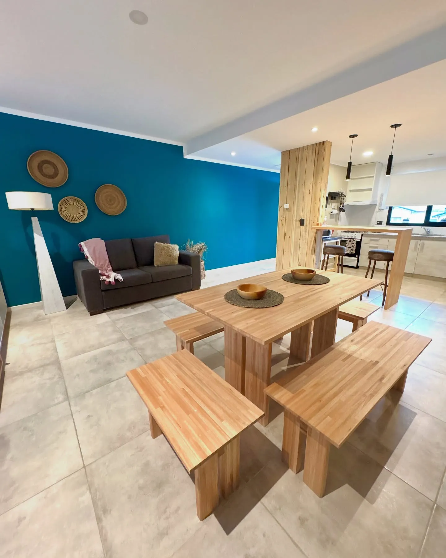 Comedor de madera y sofá