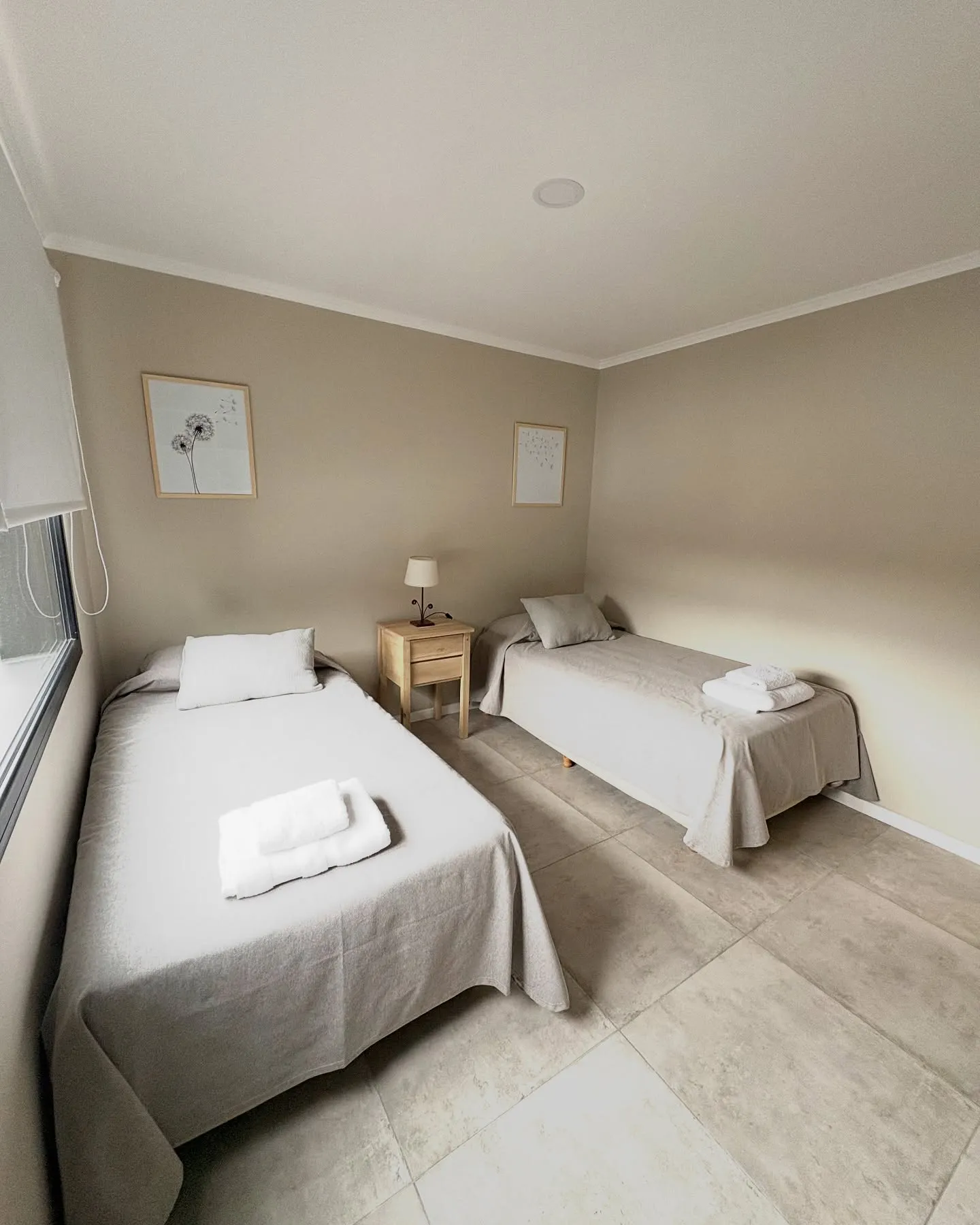 Dormitorio con dos camas individuales