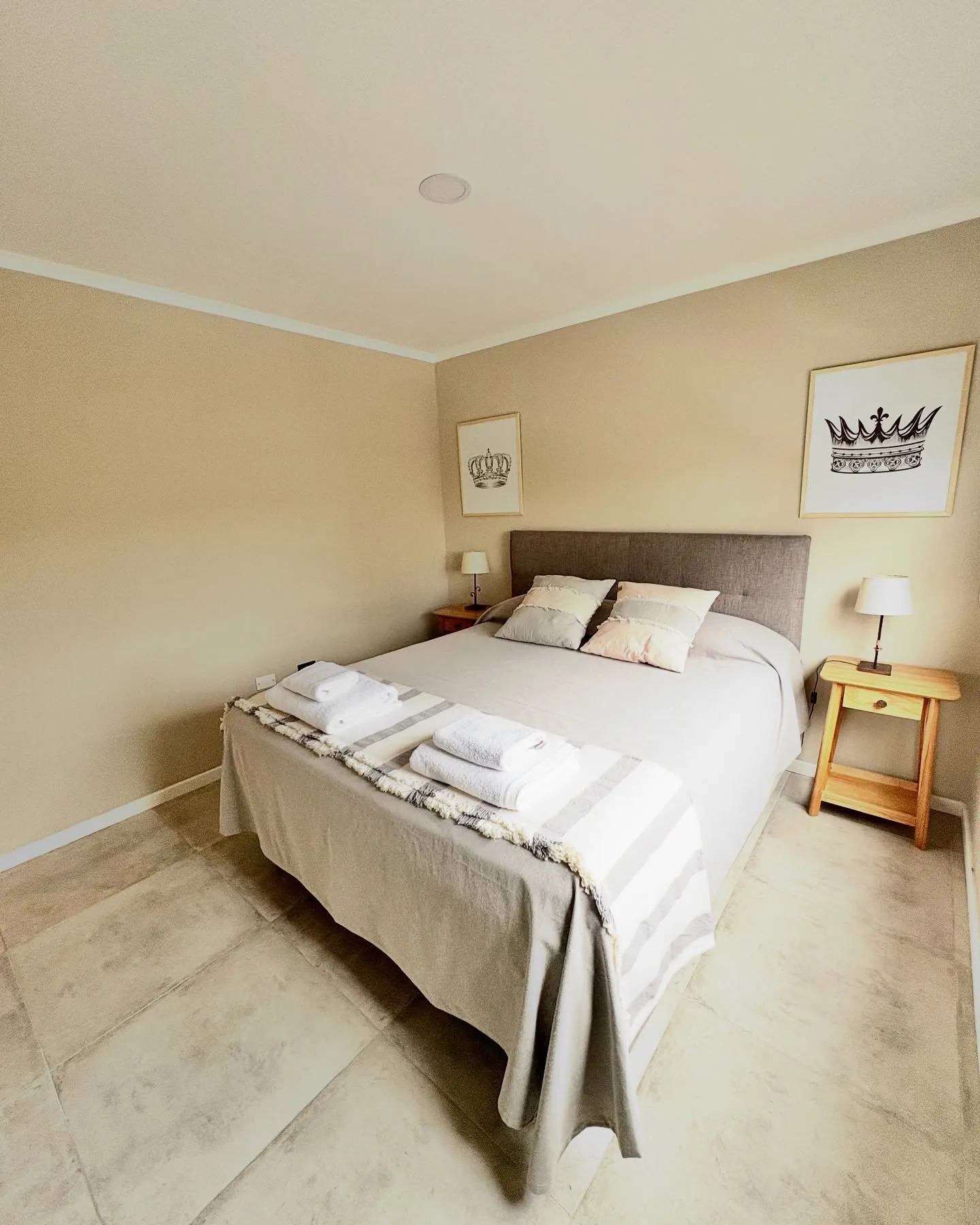 Dormitorio con cama matrimonial