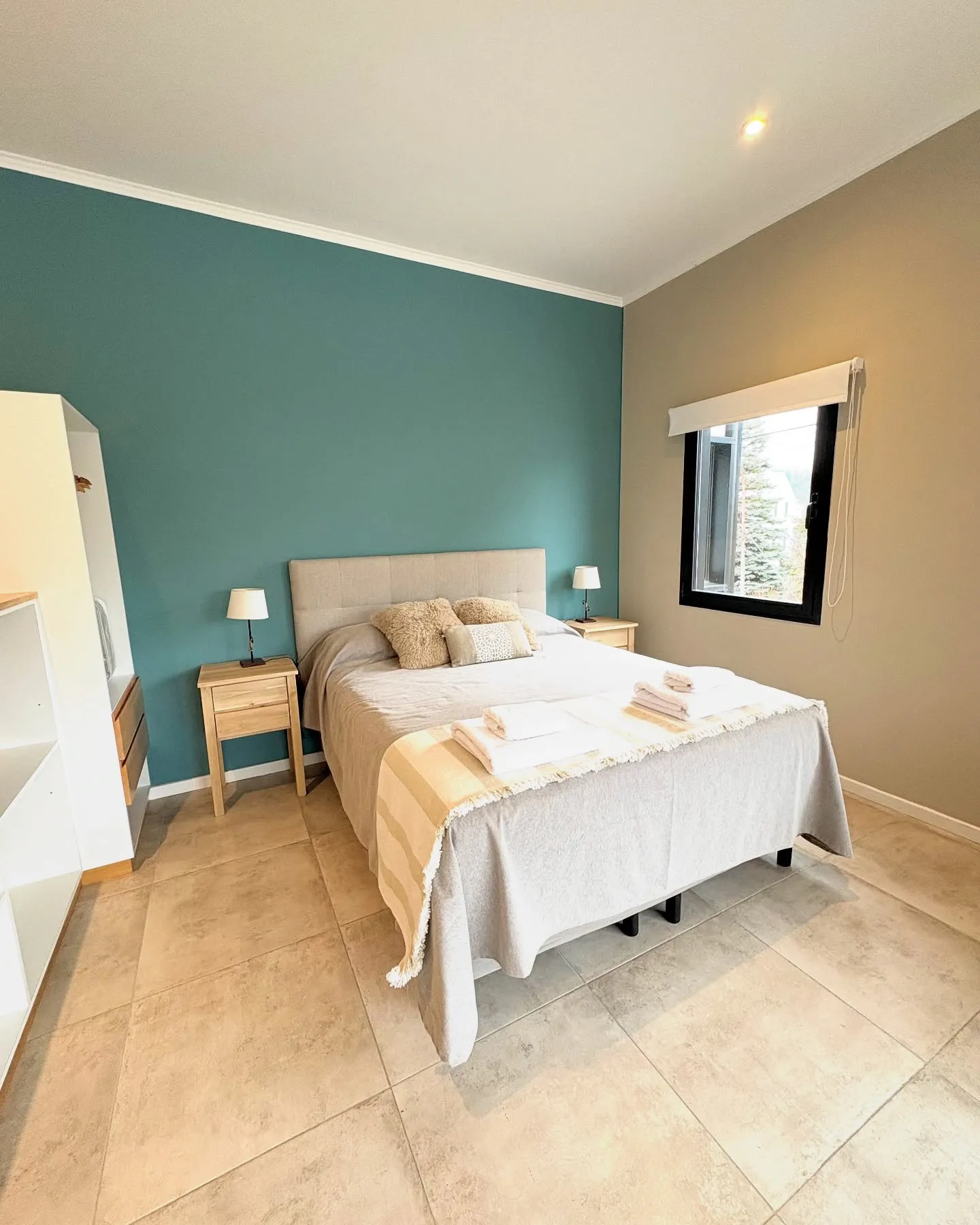 Cama matrimonial con pared verde