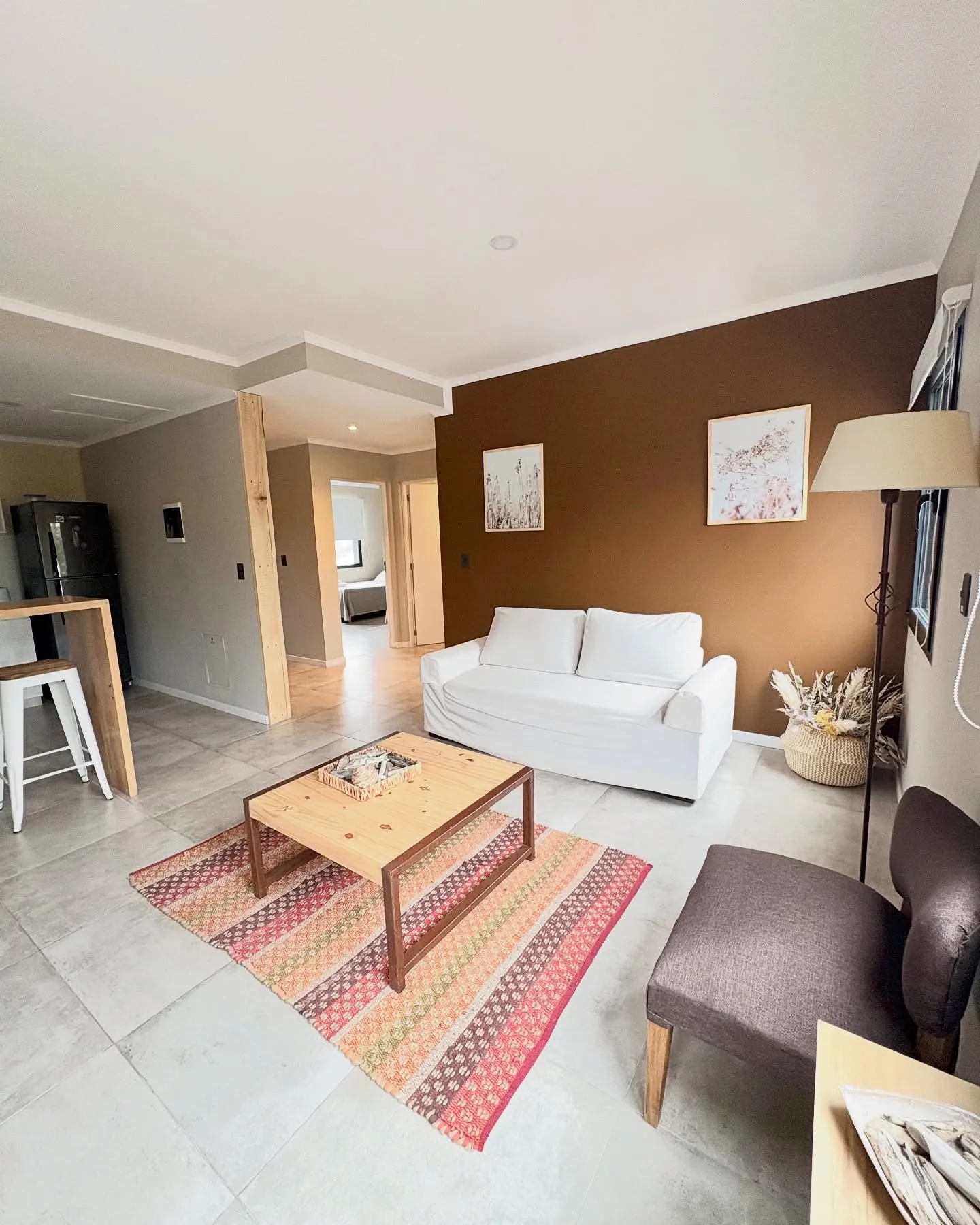 Living con sofá, alfombra y sillones